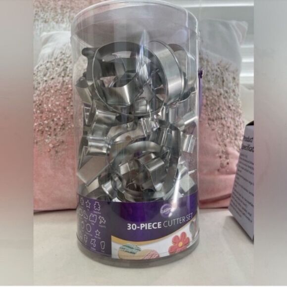 NWT Wilton 30-Piece Cookie Cutter Set Home Baking Tool Handle Container - Picture 2 of 6